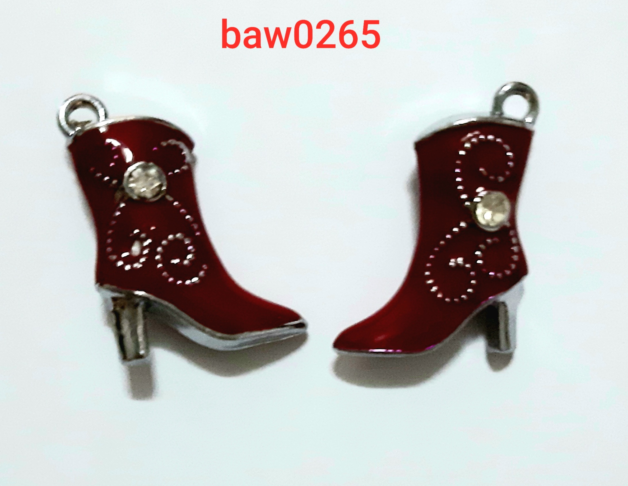 Liontin model sepatu boots warna merah