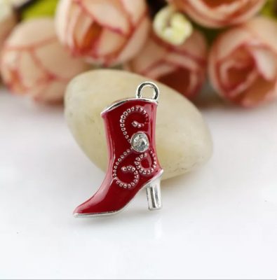 Liontin model sepatu boots warna merah