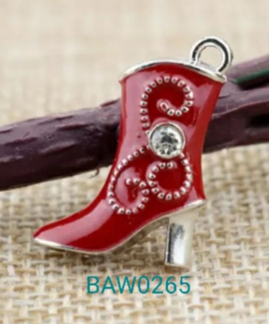 Liontin sepatu boots merah